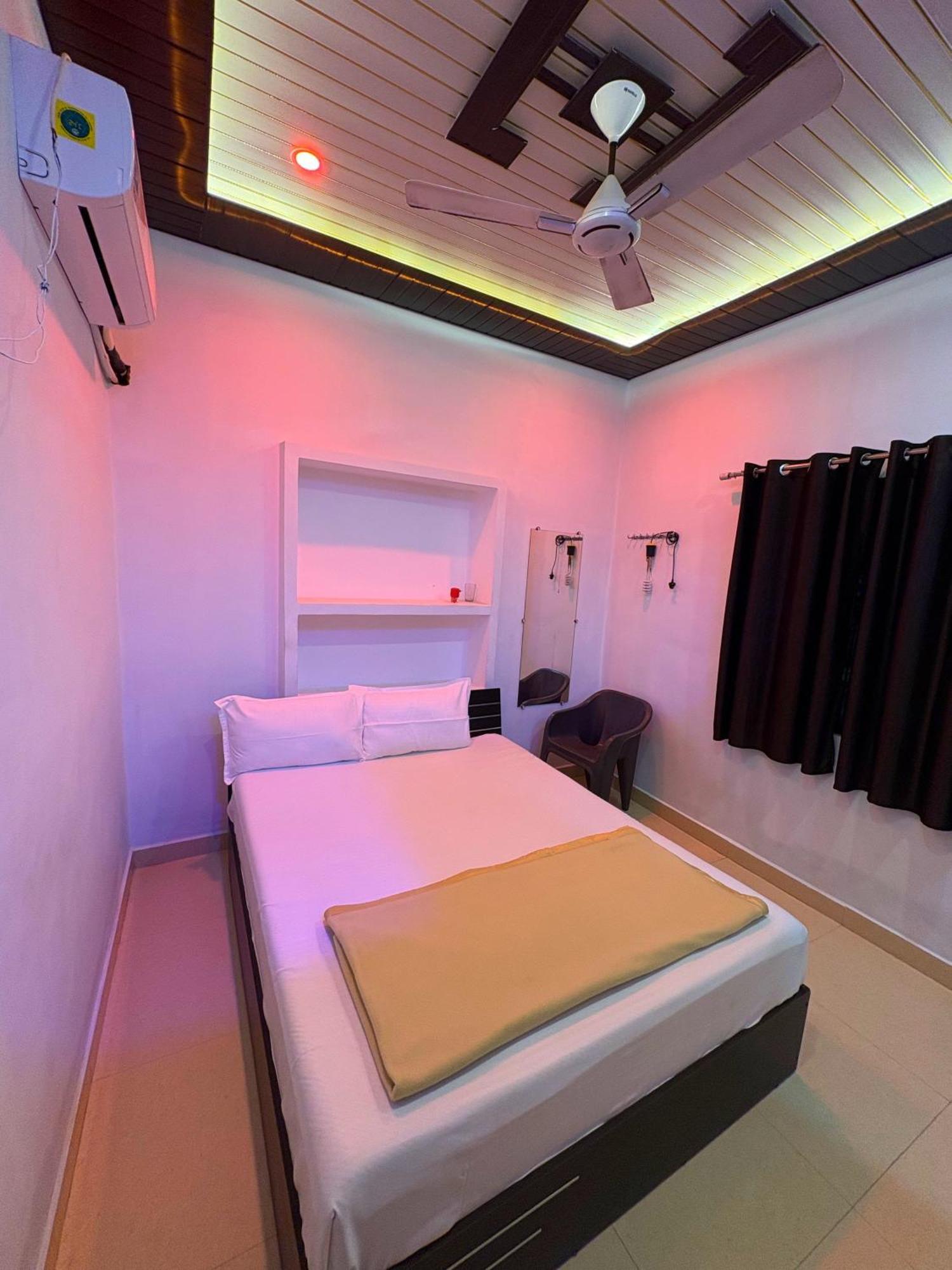 Sumedha Galaxy Inn Bénarès Extérieur photo